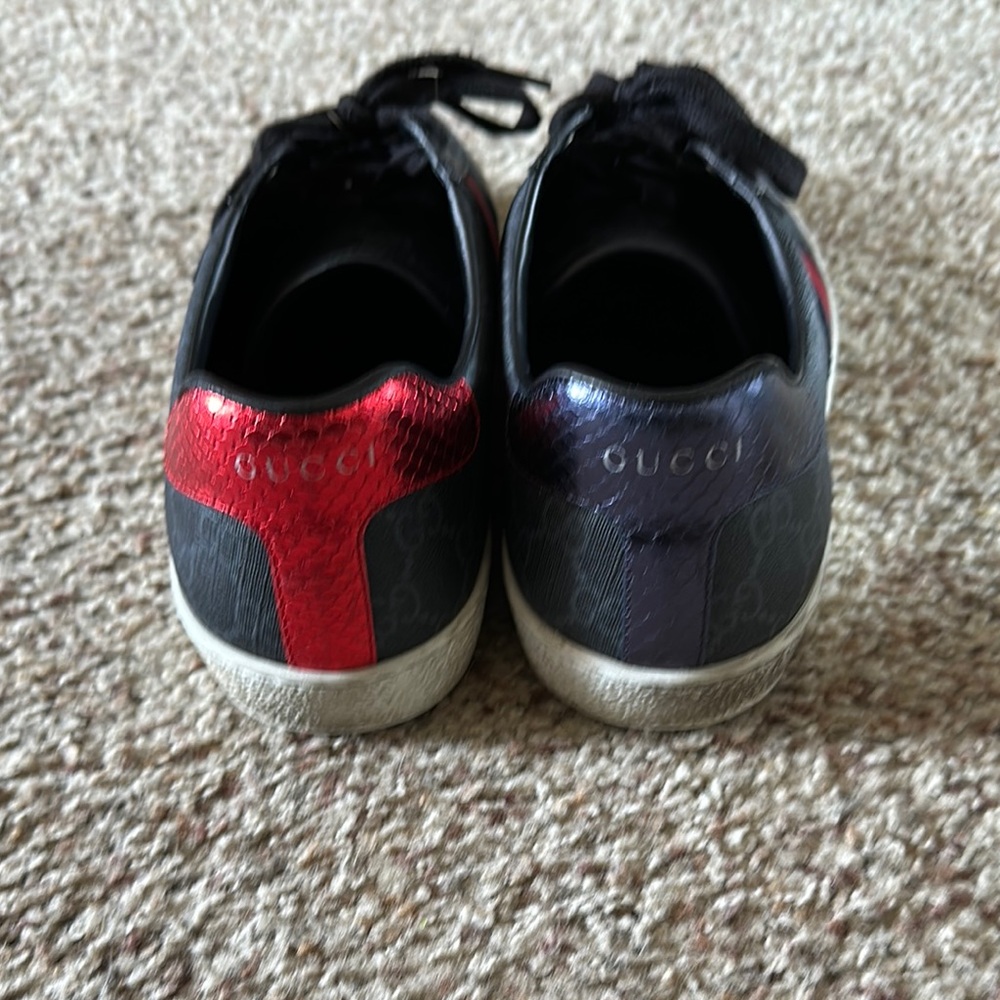 Gucci Black and Red Sneakers with Bold Stripe - Picture 2 of 7